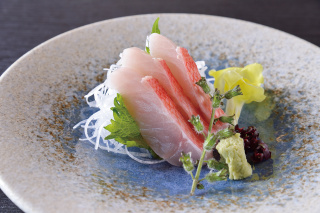 身の淡 いピンク色は新鮮な証。ほのかな甘みが口いっぱいに広がります