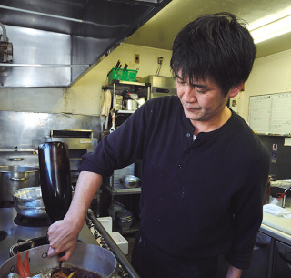 「ふっくら、しっとり、煮上がったばかりの味わいを楽しんでくだ さい」と語る店主の篠塚浩一さん