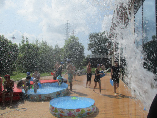 テラスで水遊び！
