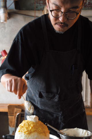 スプーンを進めるごとに味や食感が変化していく、体験型のかき氷やパフェを生み出す店主の近藤さん