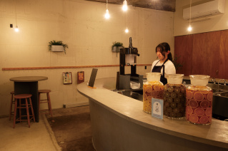 カウンターもやはり０の形に。本業が建築業である店主の石井さんが、自社で内外装を手がけたこだわりの空間です