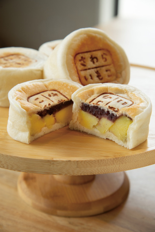 香取市産のべにはるかと北海道産小豆のあんこが米粉のパンにたっ ぷり入った「さわらいもこ」（不定期販売）