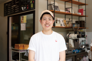 「じっくりと熟成させた香取市産のさつまいもの甘みを活かすために試作を重ねました。素晴らしい生産者が集う香取の魅力を、パンを通して伝えるパイプ役になれれば」という店主の新井翔大さん
