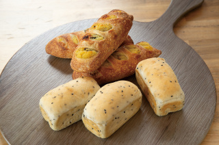 やさしい甘みが魅力のさつまいもバゲット、さつまいものミニ食パンなどお食事系のパンも充実