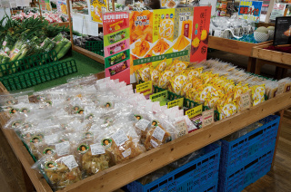干し芋をはじめとしたさつまいもスイーツも種類豊富に並んでいます