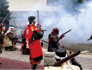 火縄銃演武（写真提供：合武三島流船軍学森重流砲術）
