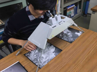 実体鏡をのぞいて地形を観察しよう