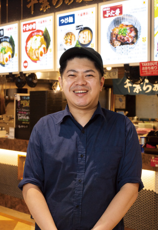 「 千葉県産 の有芽小麦®を使った『藤代製麺』の特注麺、使用する醤油・野菜まで、 季節に応じて可能な限り千葉県産にこだわっています」と言う高橋力斗 さん